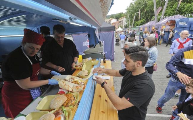 Trabajadores de un Food Truck repartiendo comida Trabajadores de un Food Truck repartiendo comida