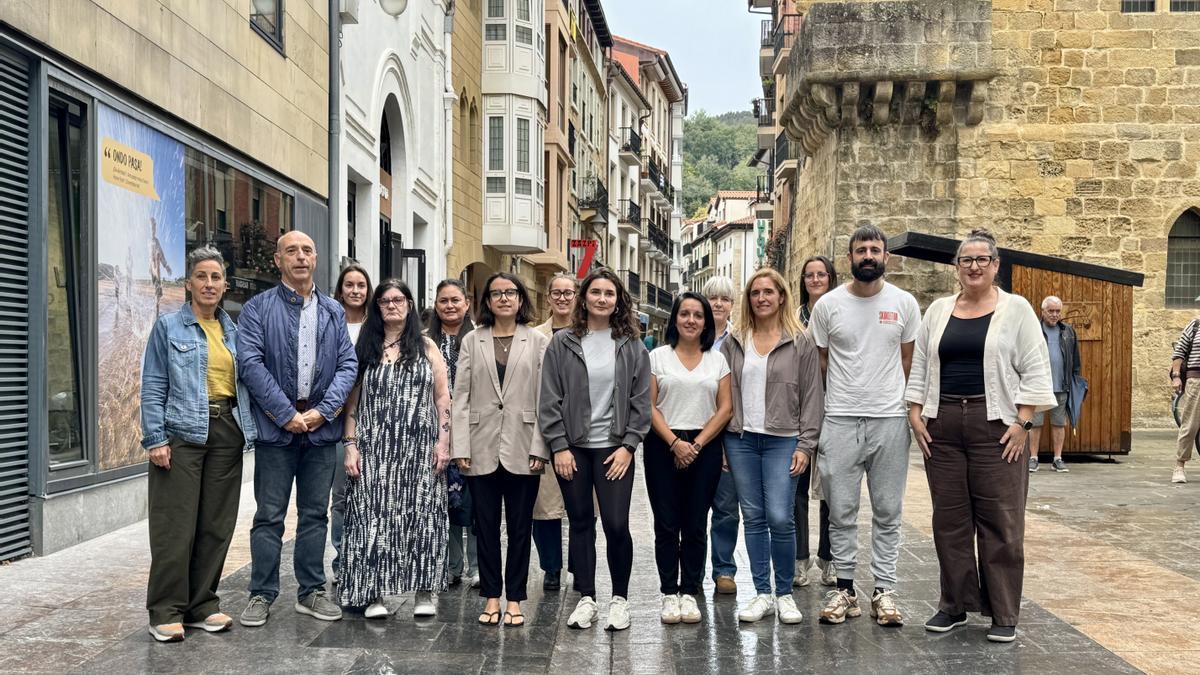 Representantes de las asociaciones y entidades que conforman la Mesa de Vigilancia de Zarautz en la presentación del proyecto.
