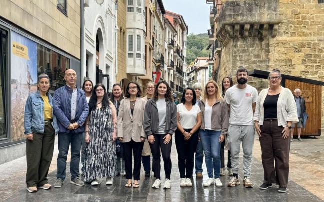 Representantes de las asociaciones y entidades que conforman la Mesa de Vigilancia de Zarautz en la presentación del proyecto.