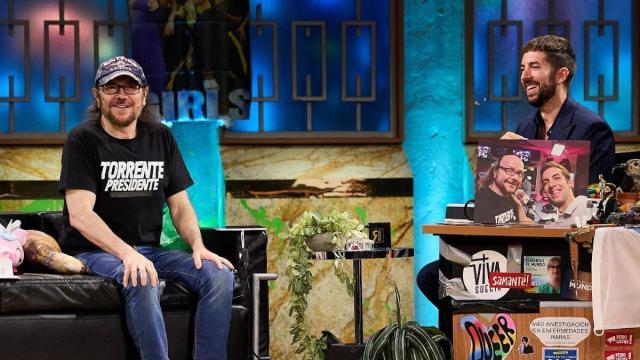 Santiago Segura junto a David Broncano en 'La Revuelta'