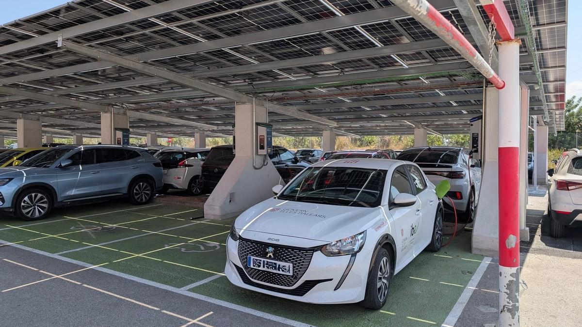 Un vehículo eléctrico en un aparcamiento.