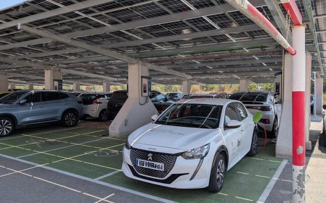 Un vehículo eléctrico en un aparcamiento.