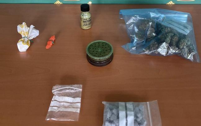 Sustancias decomisadas a los detenidos. Sustancias decomisadas a los detenidos.