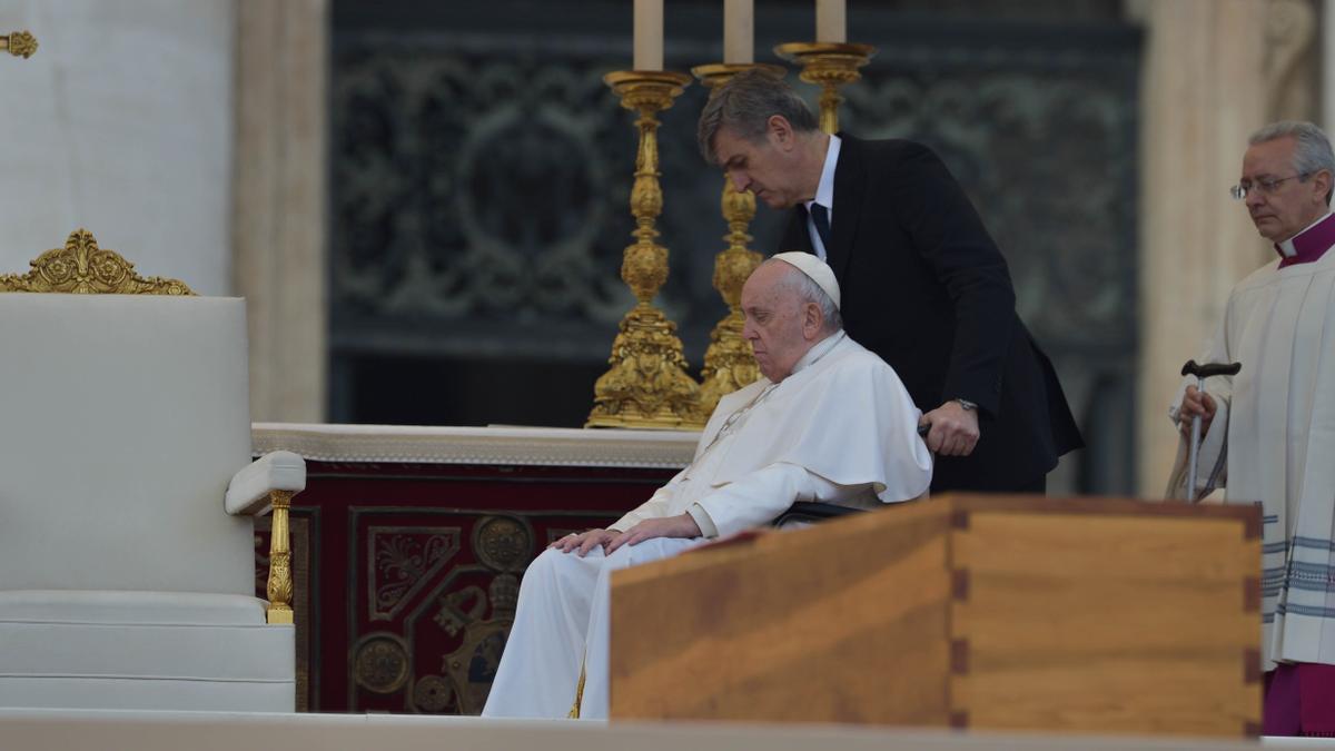 El papa Francisco durante el funeral del pontífice emérito, Benedicto XVI.