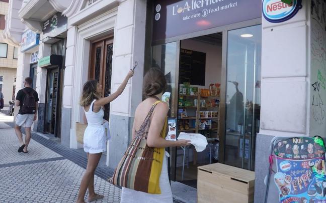 Un nuevo comercio de comida para llevar, abierto en julio en Gros. Un nuevo comercio de comida para llevar, abierto en julio en Gros.