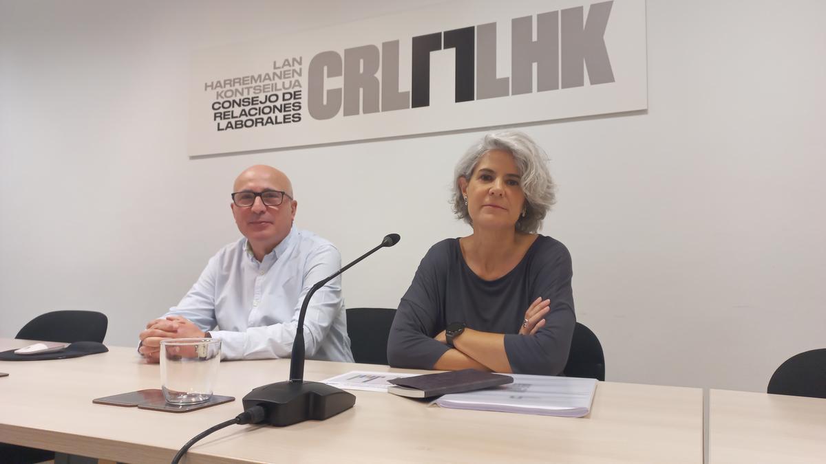 La presidenta del CRL, Emilia Málaga Pérez, compareció hoy en Bilbao en la sede del organismo para presentar el informe.