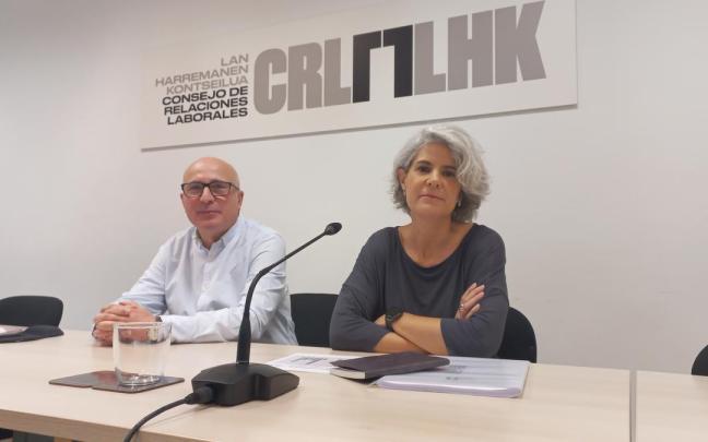 La presidenta del CRL, Emilia Málaga Pérez, compareció hoy en Bilbao en la sede del organismo para presentar el informe.