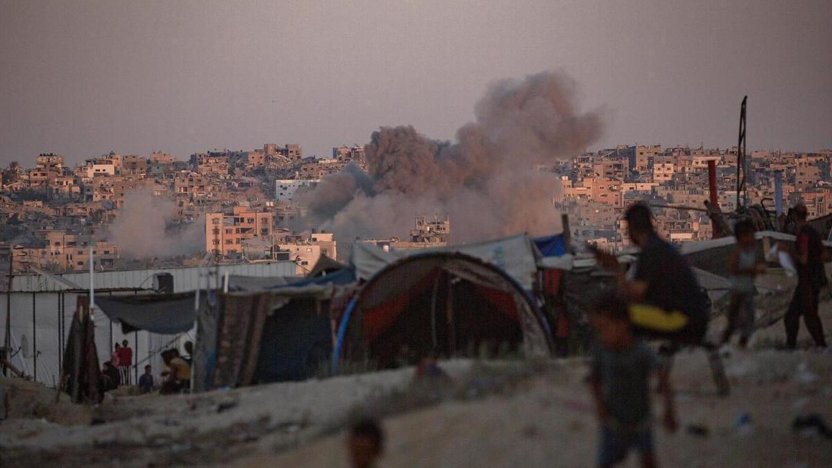 El humo tras un ataque aéreo israelí se observa desde un campamento de refugiados en Jan Yunis.