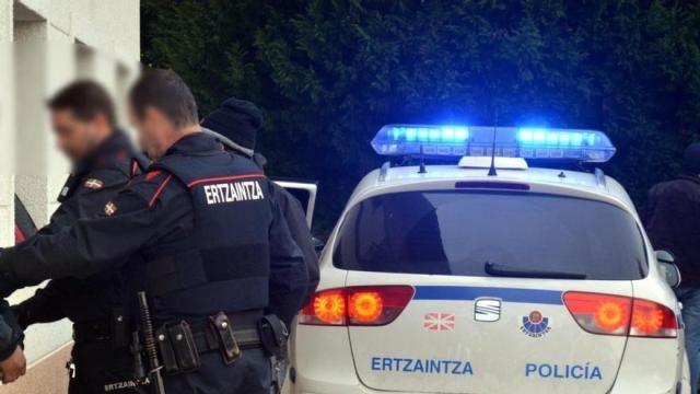 Agentes de la Ertzaintza en una operación.