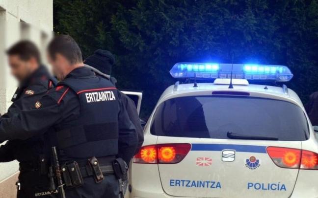 Agentes de la Ertzaintza en una operación.