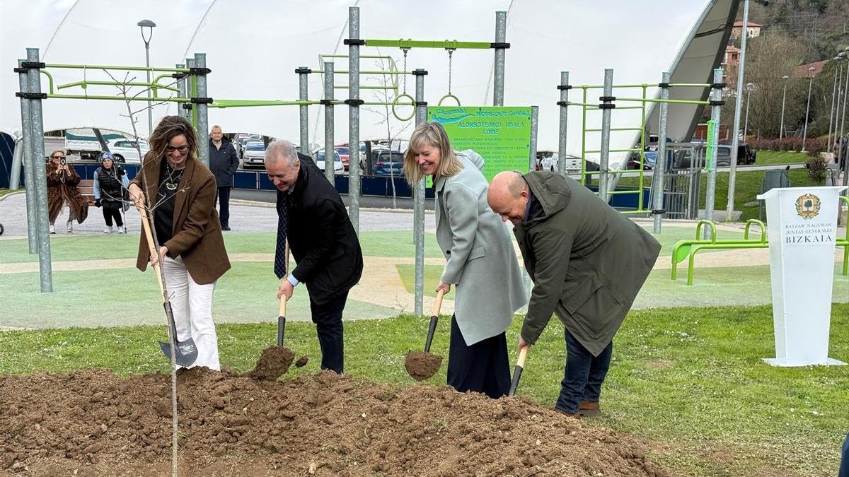 El exlehendakari Iñigo Urkullu en el acto de plantación del retoño del Árbol de Gernika, con el que le distinguieron las Juntas Generales de Bizkaia.