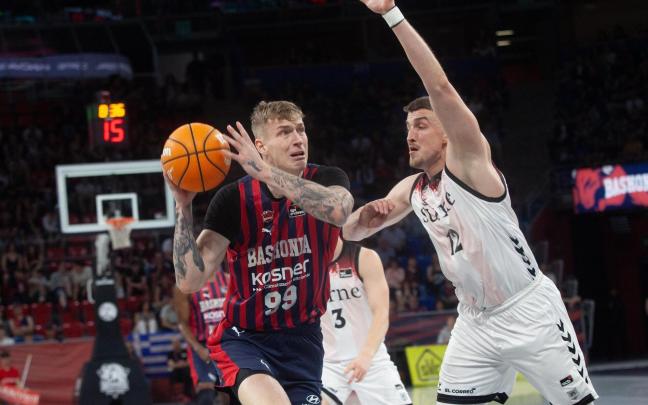 Acción del último Baskonia-Bilbao Basket, que el 24 de mayo deparó el triunfo local por 100-97. / DNA
