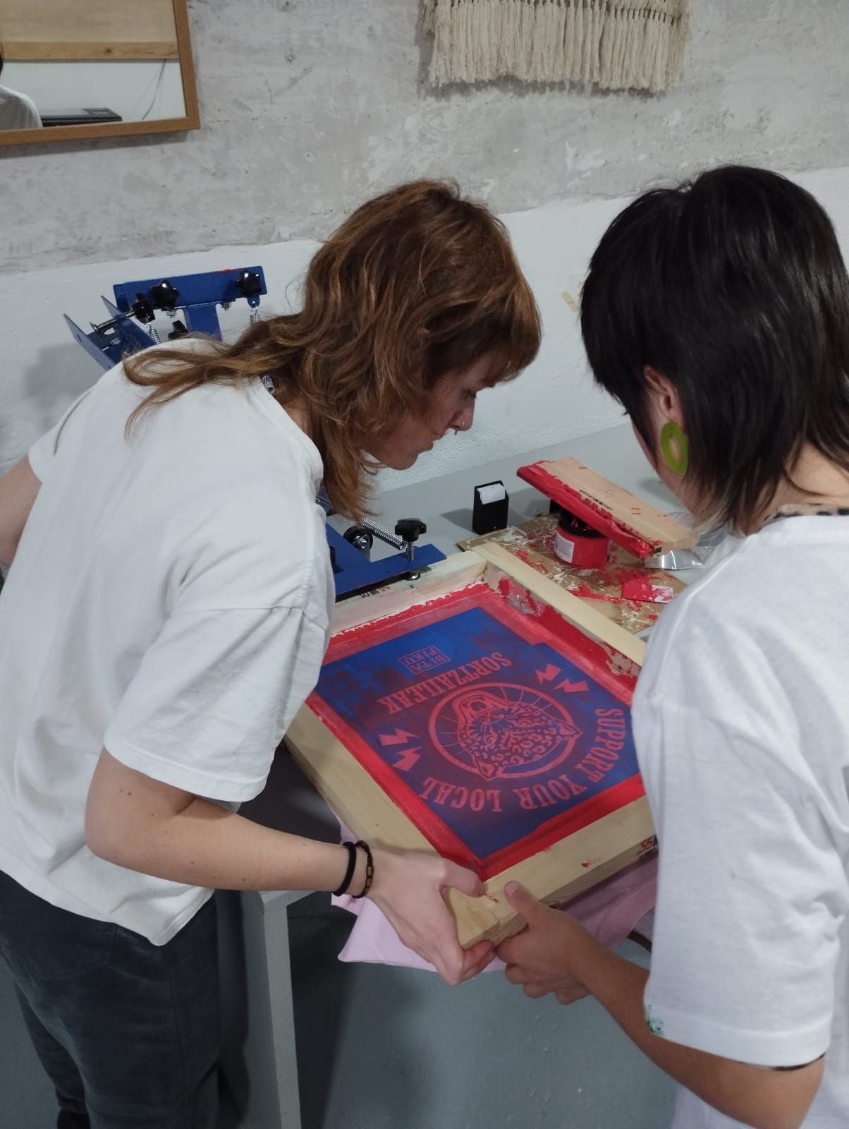 Bi ta piku utiliza la técnica de la serigrafía para sus proyectos.