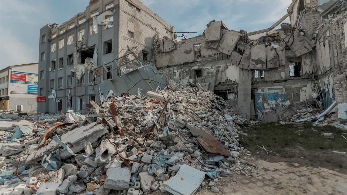 Edificios destruidos en la región de Jersón, donde la prensa oficial rusa asegurada que había fallecido el jefe del Ejército ucraniano.