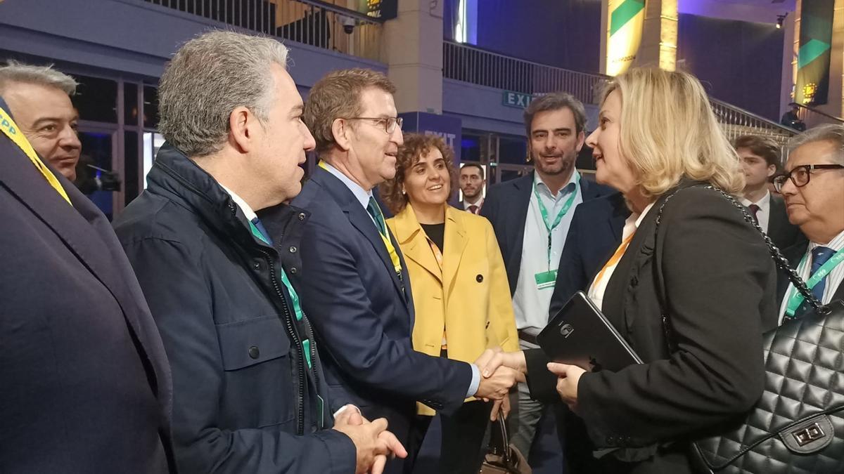 Feijóo saludando a una diputada croata en el Congreso del PPE en Bucasrest (Rumanía).