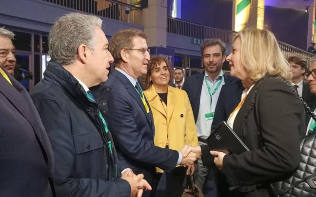 Feijóo saludando a una diputada croata en el Congreso del PPE en Bucasrest (Rumanía).