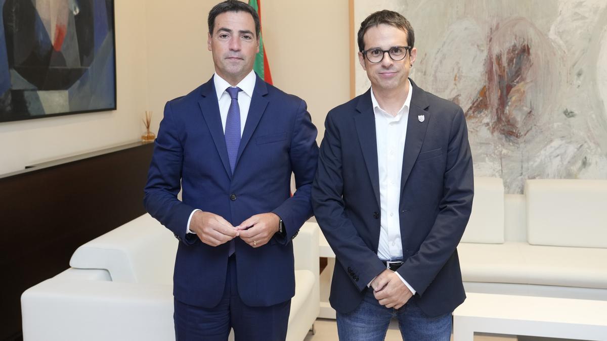 El lehendakari, Imanol Pradales, con el portavoz de EH Bildu, Pello Otxandiano, este martes