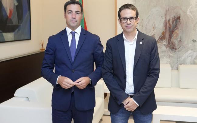 El lehendakari, Imanol Pradales, con el portavoz de EH Bildu, Pello Otxandiano, este martes