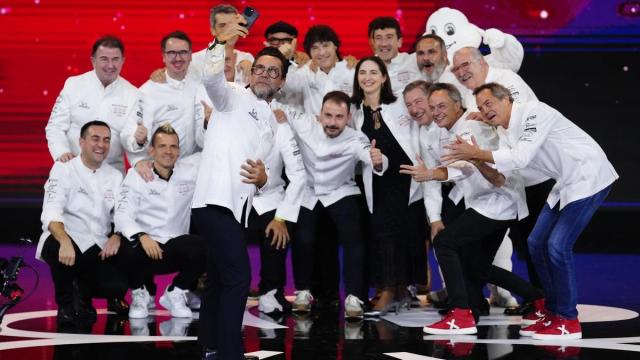 Foto de familia de los cocineros con tres Estrellas Michelín y entre ellos los vascos Pedro Subijana, Eneko Atxa, Martin Berasategui y Elena Arzak, en representación de su padre Juan Mari
