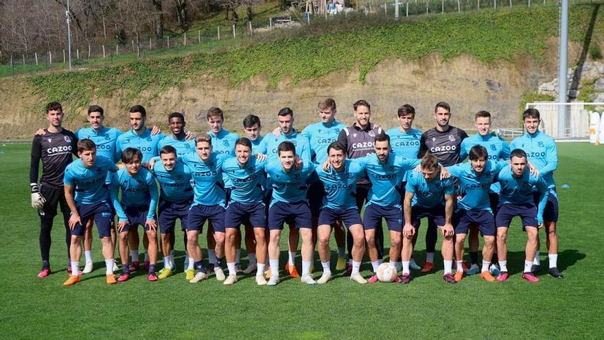 La plantilla de la Real Sociedad posa en las instalaciones de Zubieta antes del partido europeo de Anoeta contra la AS Roma.