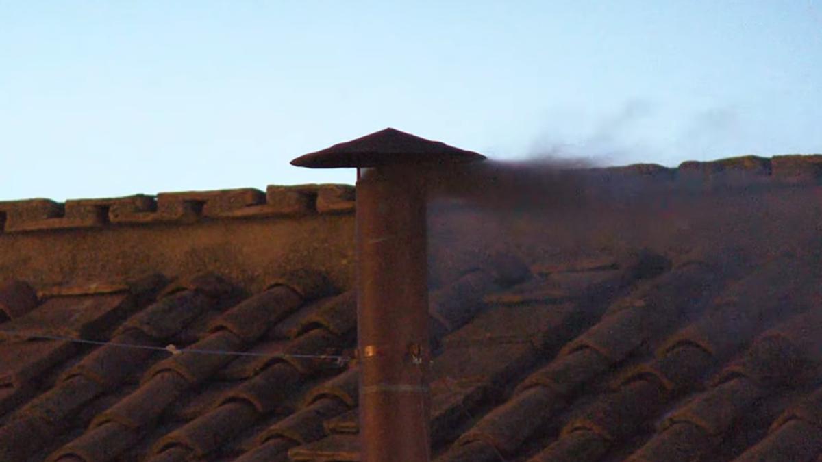 La chimenea de la Capilla Sixtina expulsa humo negro tras la primera votación.