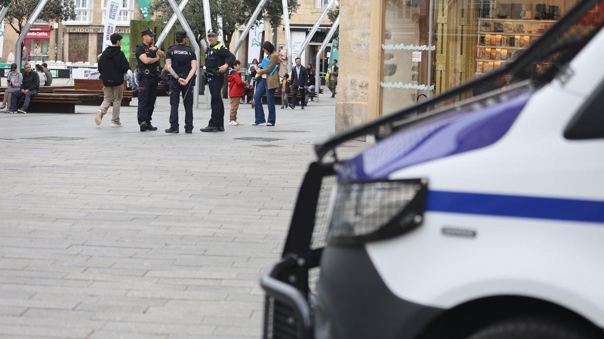 Agentes de la Ertzaintza y de la Policía Local en la plaza de la Virgen Blanca de Gasteiz. Foto: Pilar Barco