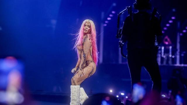 La cantante Karol G, durante una actuación en el Santiago Bernabéu.