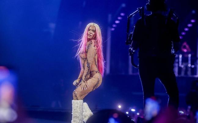 La cantante Karol G, durante una actuación en el Santiago Bernabéu.