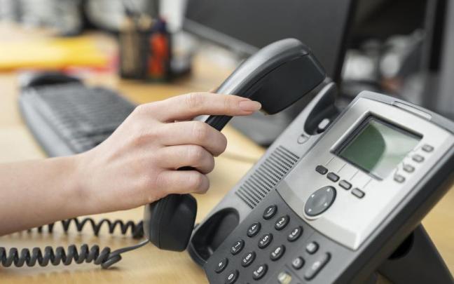 La ley prohíbe que sólo atiendan por teléfono contestadores automáticos.