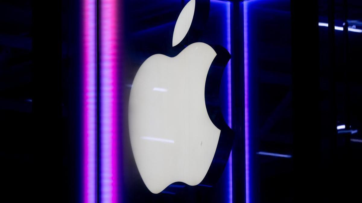 El logo de Apple en una de sus tiendas.
