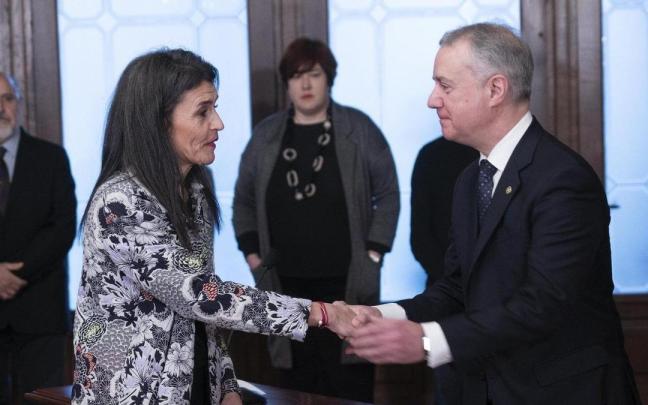 La consejera Nerea Melgosa estrecha la mano del lehendakari, Iñigo Urkullu, el día de su toma de posesión / Alex Larretxi La consejera Nerea Melgosa estrecha la mano del lehendakari, Iñigo Urkullu, el día de su toma de posesión