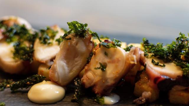 Pulpo con algas fritas, un plato del Taupada de Donostia.