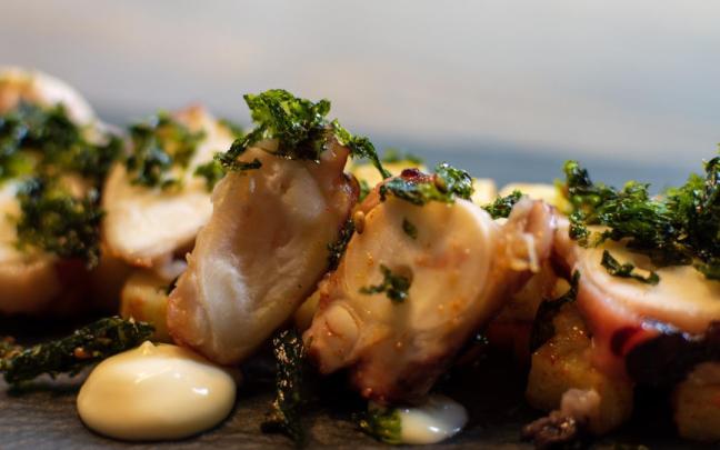 Pulpo con algas fritas, un plato del Taupada de Donostia.