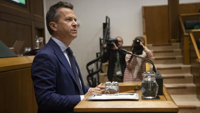 El consejero de Educación, Jokin Bildarratz, en el Parlamento Vasco.