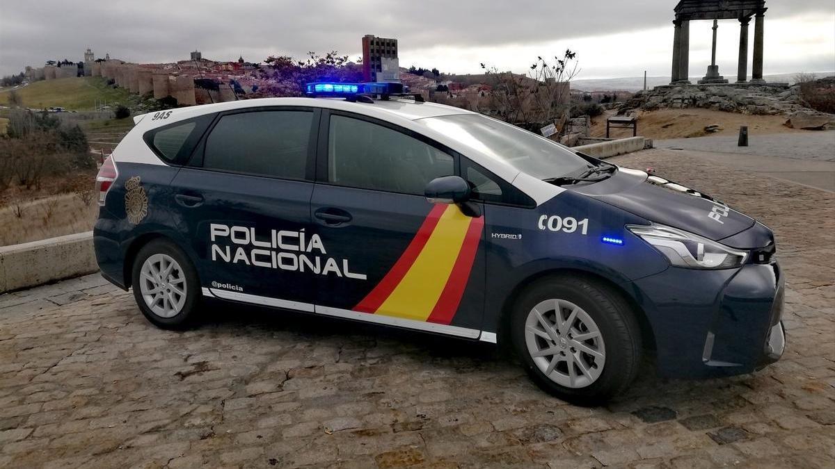 Un vehículo de la Policía Nacional en Ávila.