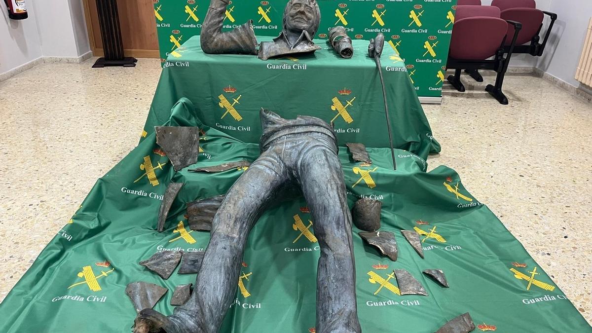 Imagen de la estatua robada y troceada