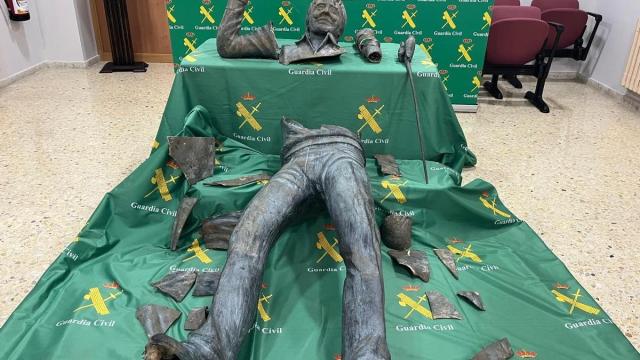 Imagen de la estatua robada y troceada