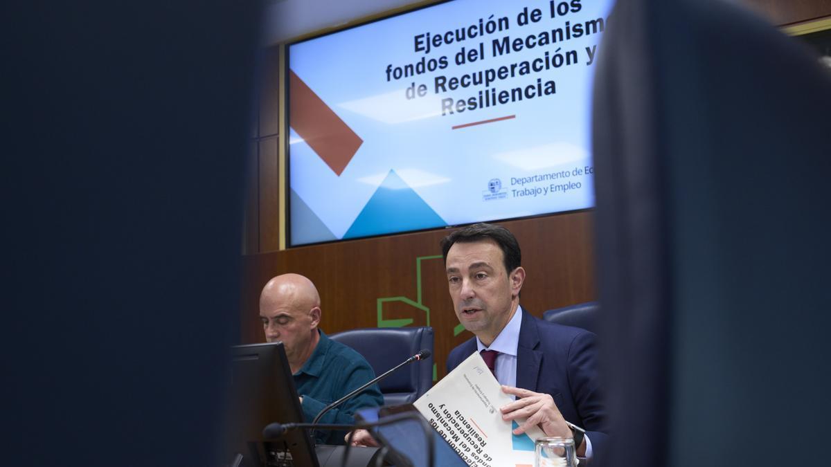 El vicelehendakari segundo y consejero de Economía del Gobierno Vasco, Mikel Torres, ayer en el Parlamento Vasco.