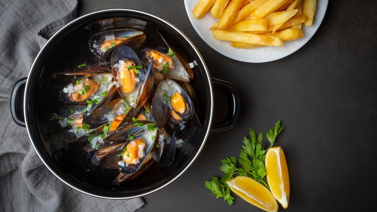 Una clásica cazuela de moules-frites, la receta belga de los mejillones.