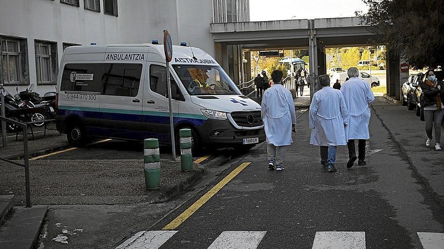 Varios médicos, en el exterior del Hospital Donostia. Foto Efe