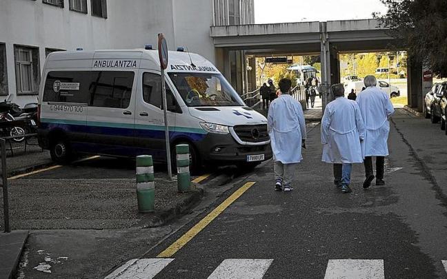 Varios médicos, en el exterior del Hospital Donostia. Foto Efe