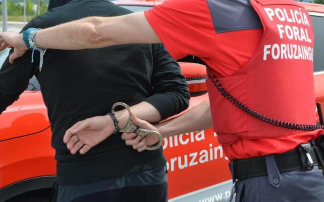 Una detención de la Policía Foral. Una detención de la Policía Foral.