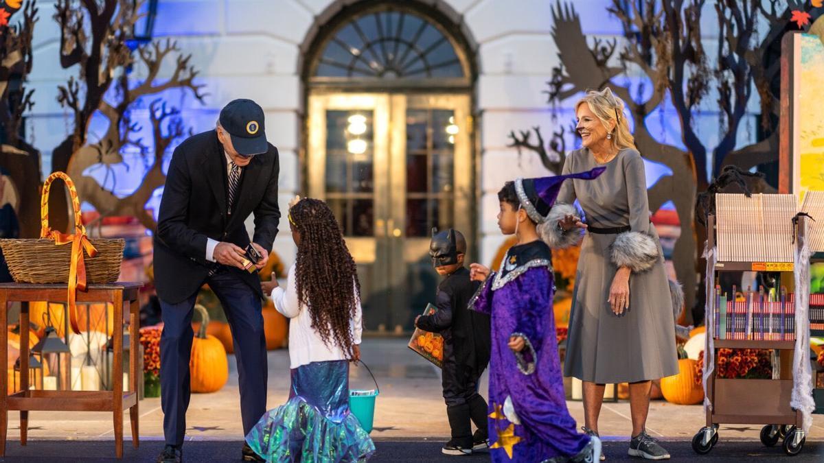 Así celebra Halloween la Casa Blanca: calabazas, libros infantiles y Jill Biden disfrazada de gata.