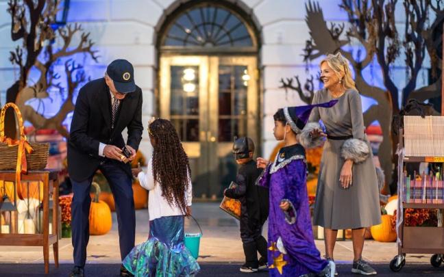 Así celebra Halloween la Casa Blanca: calabazas, libros infantiles y Jill Biden disfrazada de gata. Así celebra Halloween la Casa Blanca: calabazas, libros infantiles y Jill Biden disfrazada de gata.
