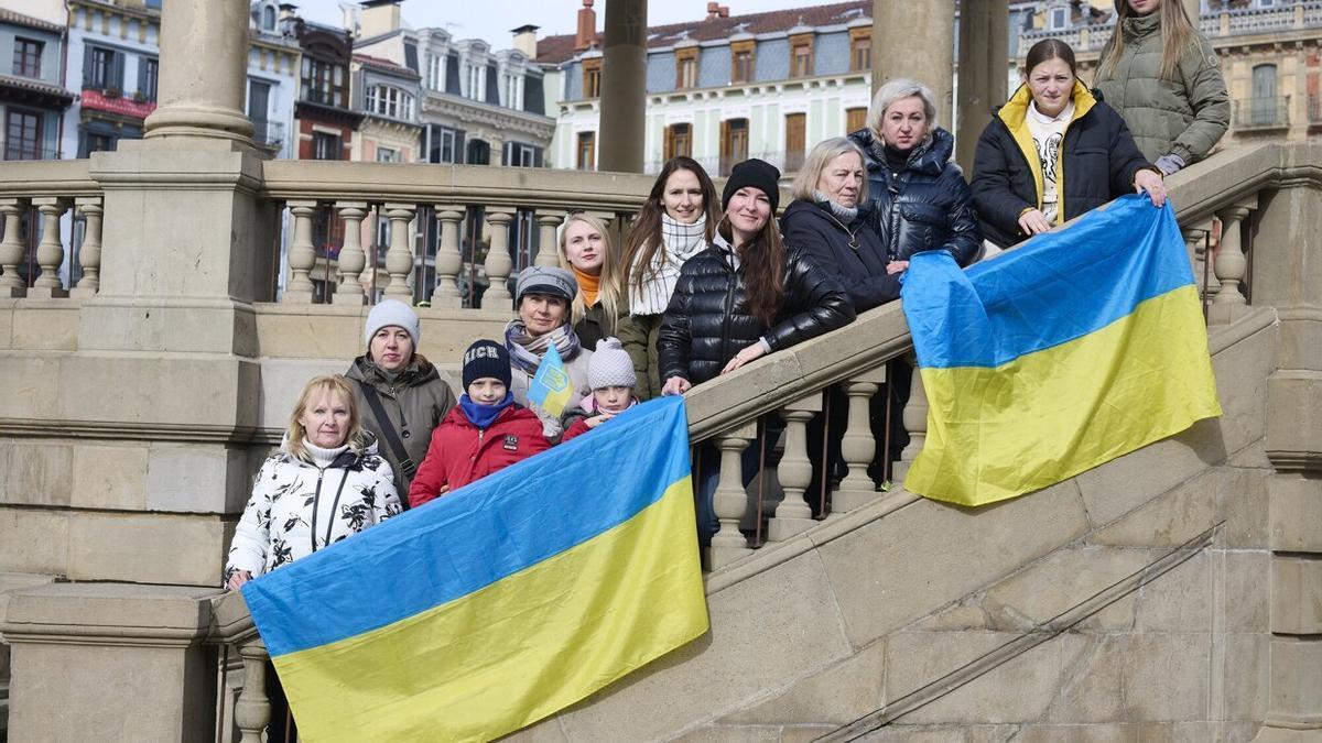Familias ucranianas que han venido como refugiadas a Navarra, reunidas en el quiosco de la Plaza del Castillo, en Pamplona.