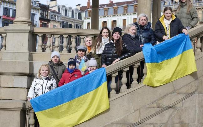 Familias ucranianas que han venido como refugiadas a Navarra, reunidas en el quiosco de la Plaza del Castillo, en Pamplona.