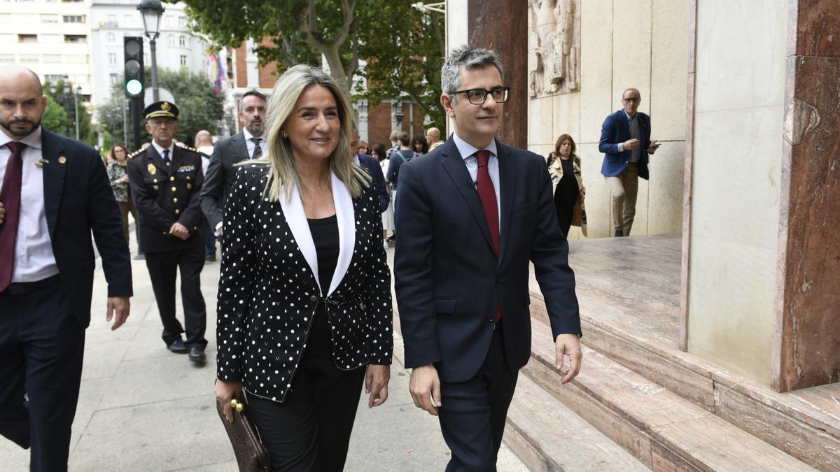 El ministro de la Presidencia, Justicia y Relaciones con las Cortes, José Manuel Bolaños, junto a la delegada del Gobierno en C LM, Milagros Tolón.