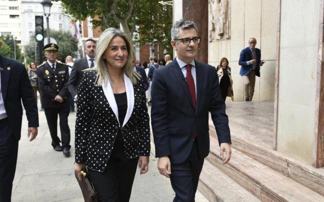 El ministro de la Presidencia, Justicia y Relaciones con las Cortes, José Manuel Bolaños, junto a la delegada del Gobierno en C LM, Milagros Tolón.