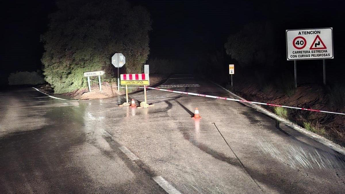 Una carretera cortada por la lluvia en Córdoba.