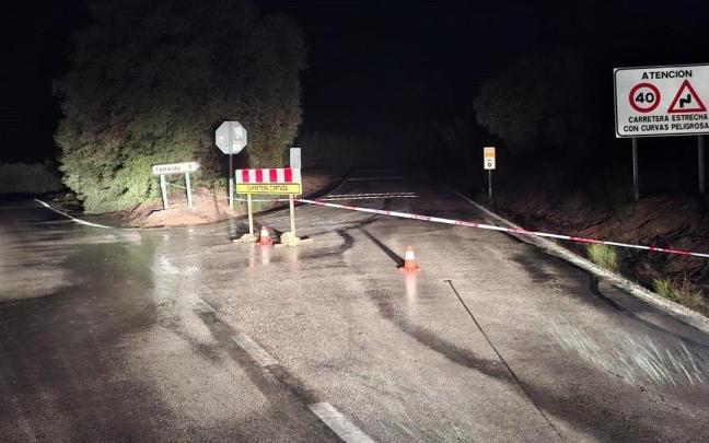 Una carretera cortada por la lluvia en Córdoba.